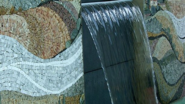 A mosaic wall with a waterfall feature. - Cors Hotel (Biguglia)