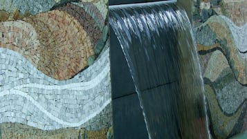 季節限定屋外プール、営業時間 9:30 ~ 19:30、サンラウンジャー