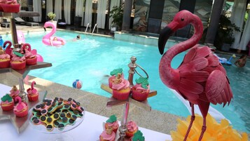 Una piscina al aire libre de temporada (de 09:30 a 19:30), tumbonas