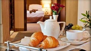 Minibar, in-room safe, iron/ironing board, free WiFi