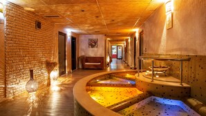 Een hotelgang met een wellnessruimte, inclusief een jacuzzi en een receptie.