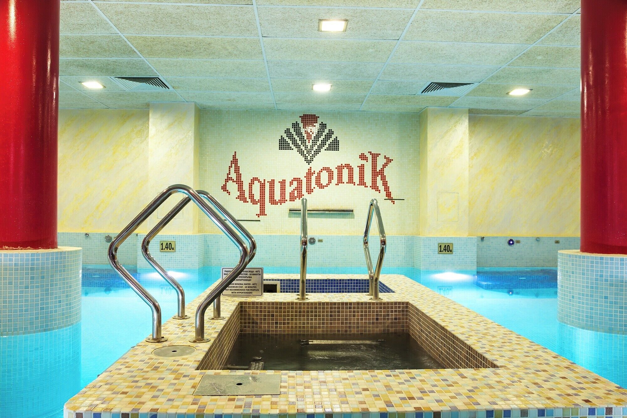 2 piscinas internas, piscina externa, guarda-sóis, espreguiçadeiras