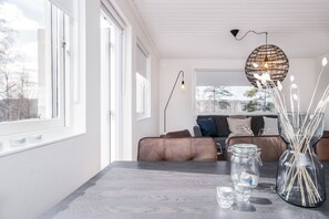 Stuga - 2 sovrum | Vardagsrum | Platt-tv