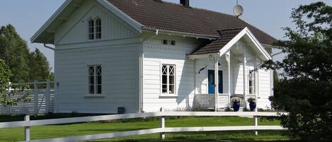 1 bedroom, blackout curtains, soundproofing