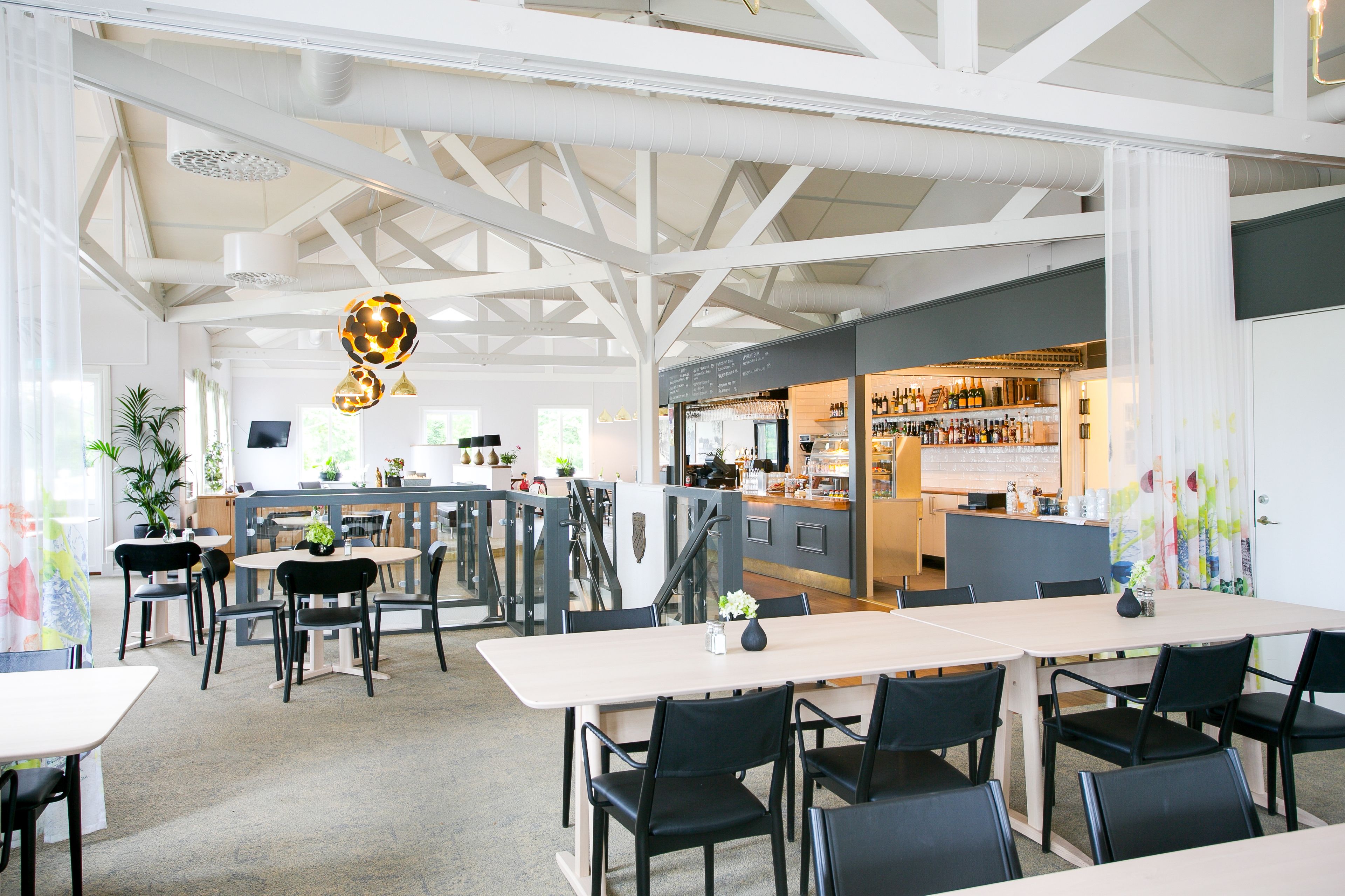 Se sirven almuerzos, cenas y cocina local e internacional 