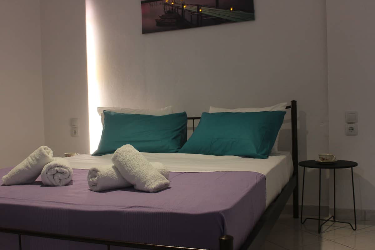 Studio, 1 Tempat Tidur Queen | Setrika/meja setrika, Wi-Fi gratis, dan seprai linen