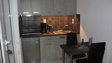 Studio, 1 Queen Bed | Private kitchen | Fridge, stovetop, coffee/tea maker, electric kettle