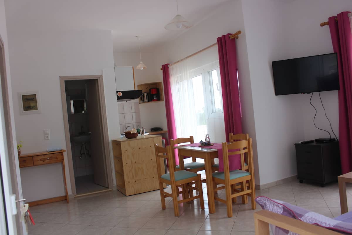 Apartemen, 2 kamar tidur | Setrika/meja setrika, Wi-Fi gratis, dan seprai linen