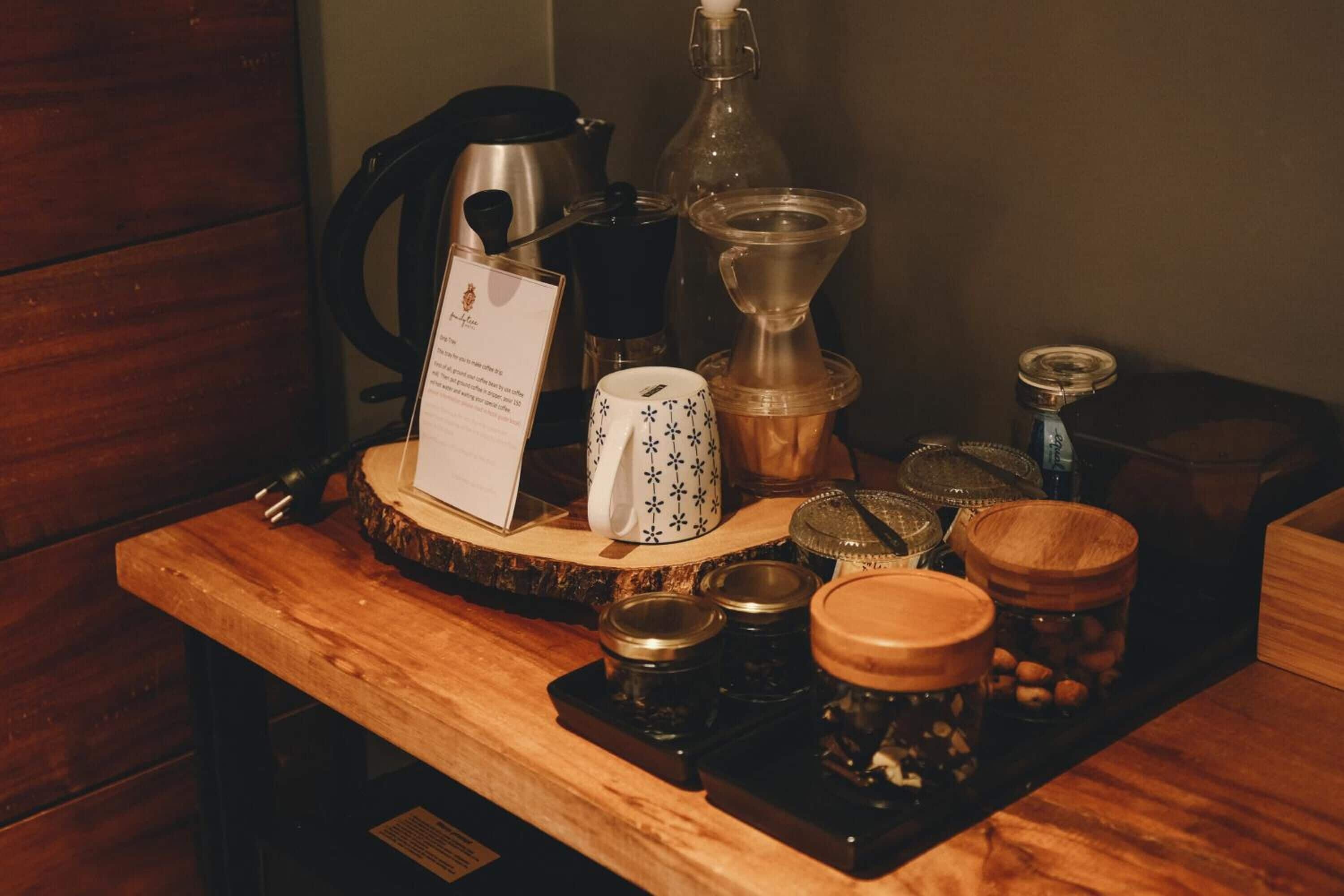 fridge, coffee/tea maker, electric kettle