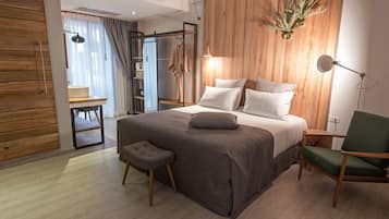 Deluxe Double Room with Balcony | Minibar con snack e bevande gratuite, una cassaforte in camera