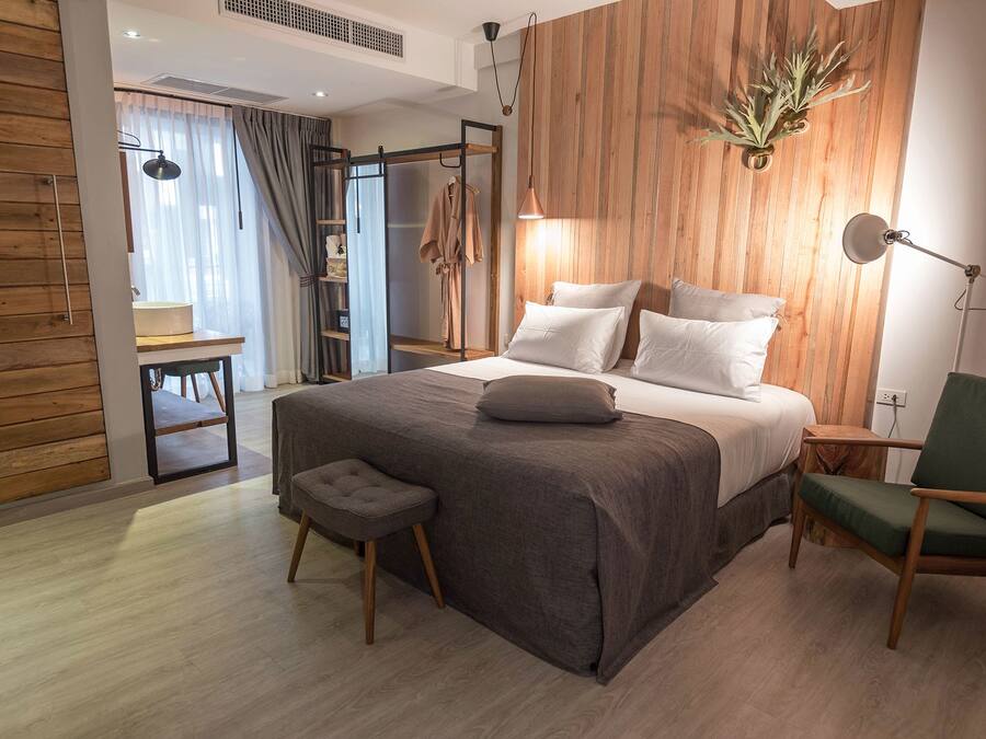 Deluxe Double Room with Balcony | Ilmaiset minibaarituotteet, tallelokero huoneessa, ilmainen Wi-Fi