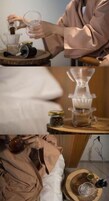 Koffie zetten met een handgrinder, een glazen kan en een houten tafel.