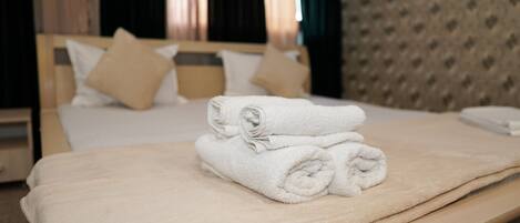 Superior Double Room, Shared Bathroom | Soundproofing, iron/ironing board, free WiFi, bed sheets