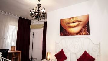 Deluxe Double Room, Private Bathroom | Soundproofing, iron/ironing board, free WiFi, bed sheets