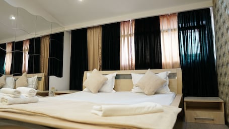 Superior Double Room, Shared Bathroom | Soundproofing, iron/ironing board, free WiFi, bed sheets