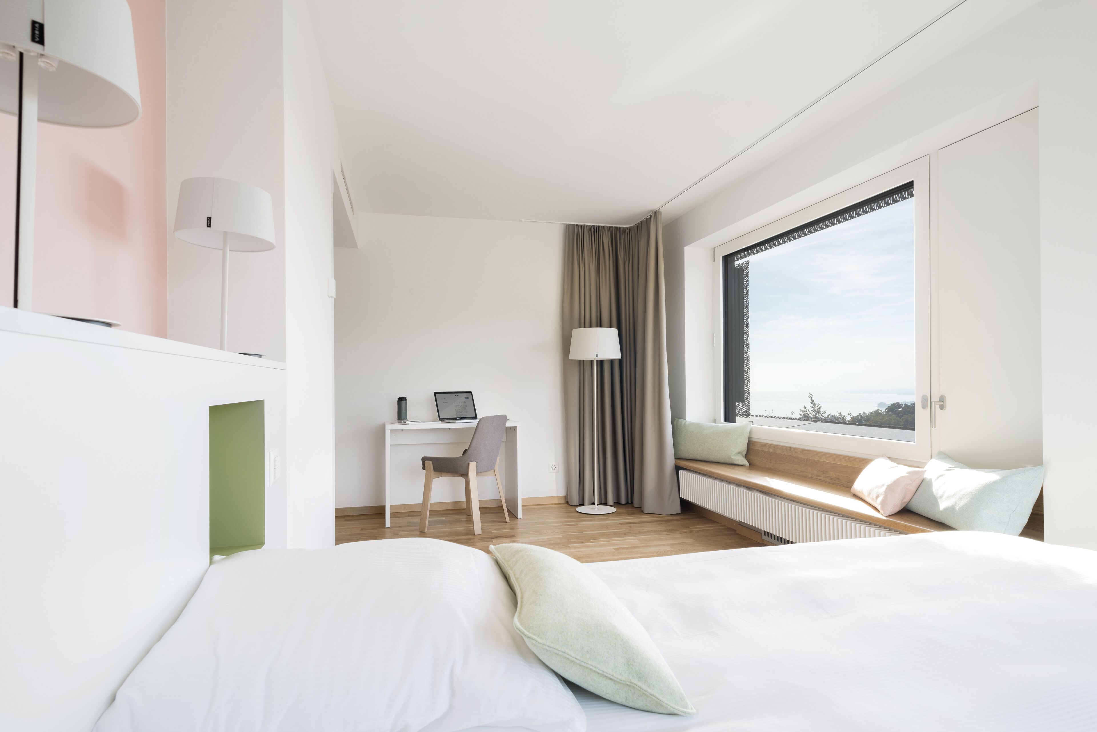 双人 房或双床房 | 客房内保险箱、办公桌、遮光窗帘、隔音