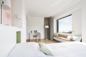 Caja de seguridad en la habitación, escritorio y cortinas blackout