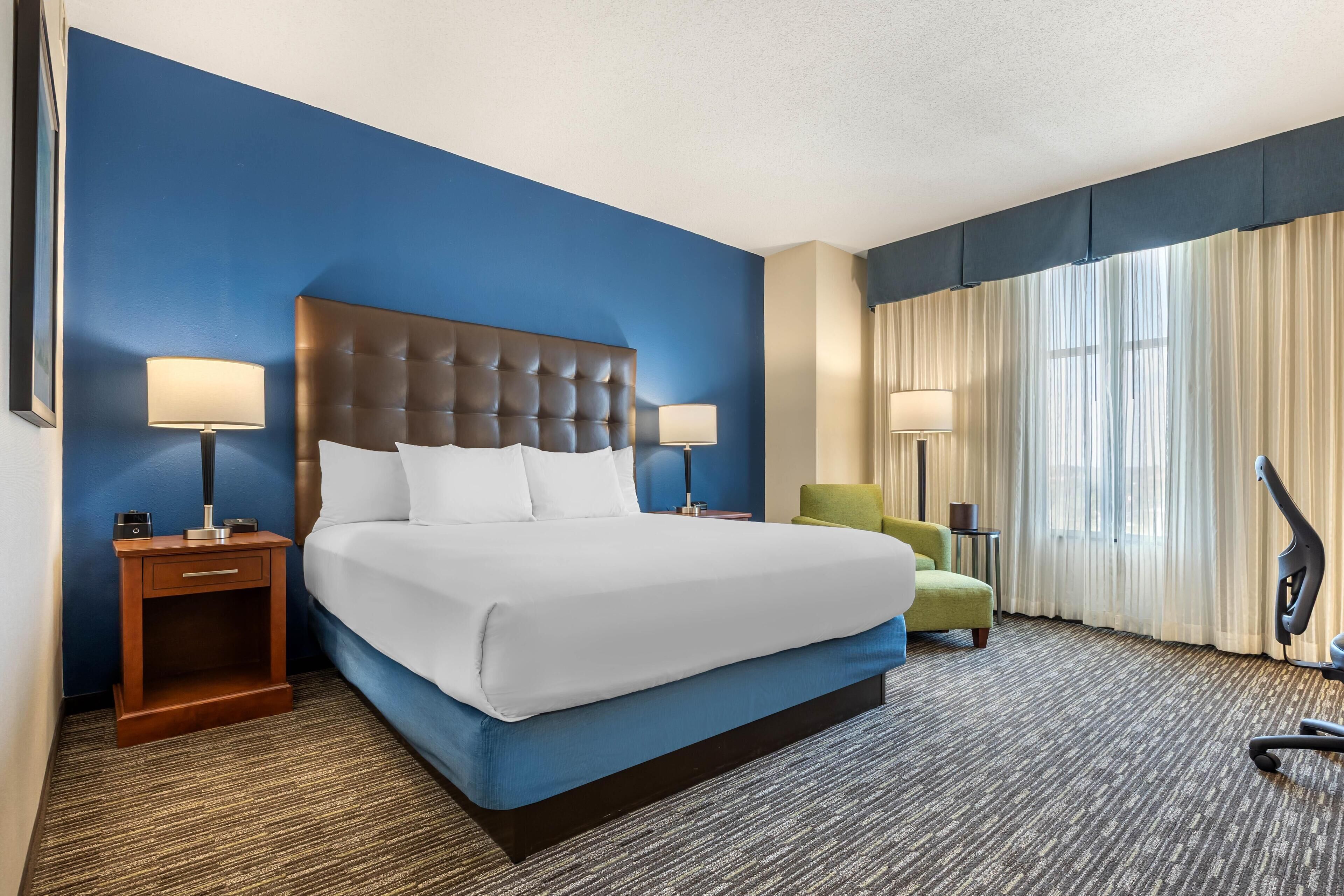 デスク、ノートパソコン用作業スペース、遮光カーテン、アイロン / アイロン台