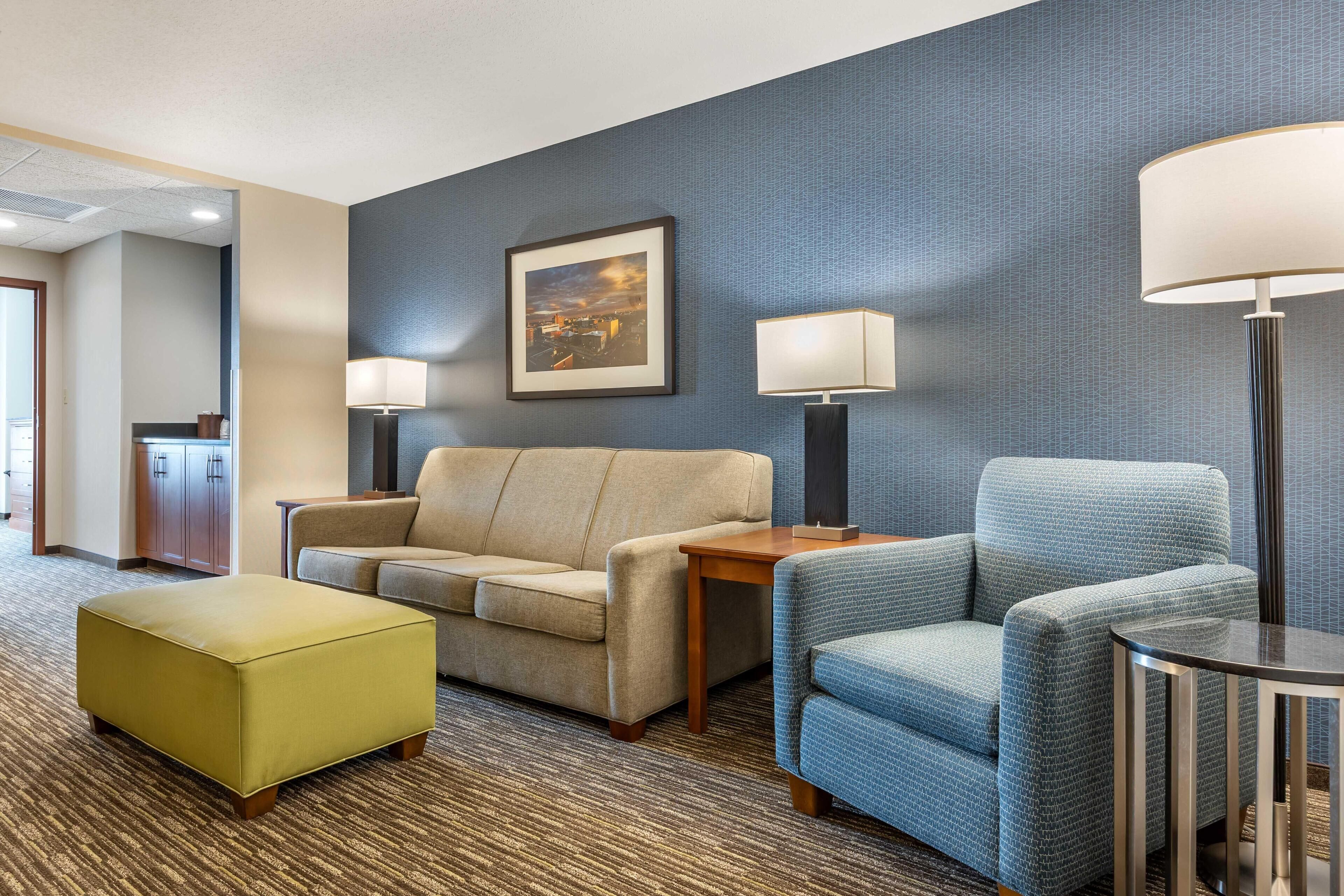 Schreibtisch, laptopgeeigneter Arbeitsplatz, Verdunkelungsvorhänge