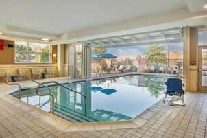 Inomhuspool och utomhuspool