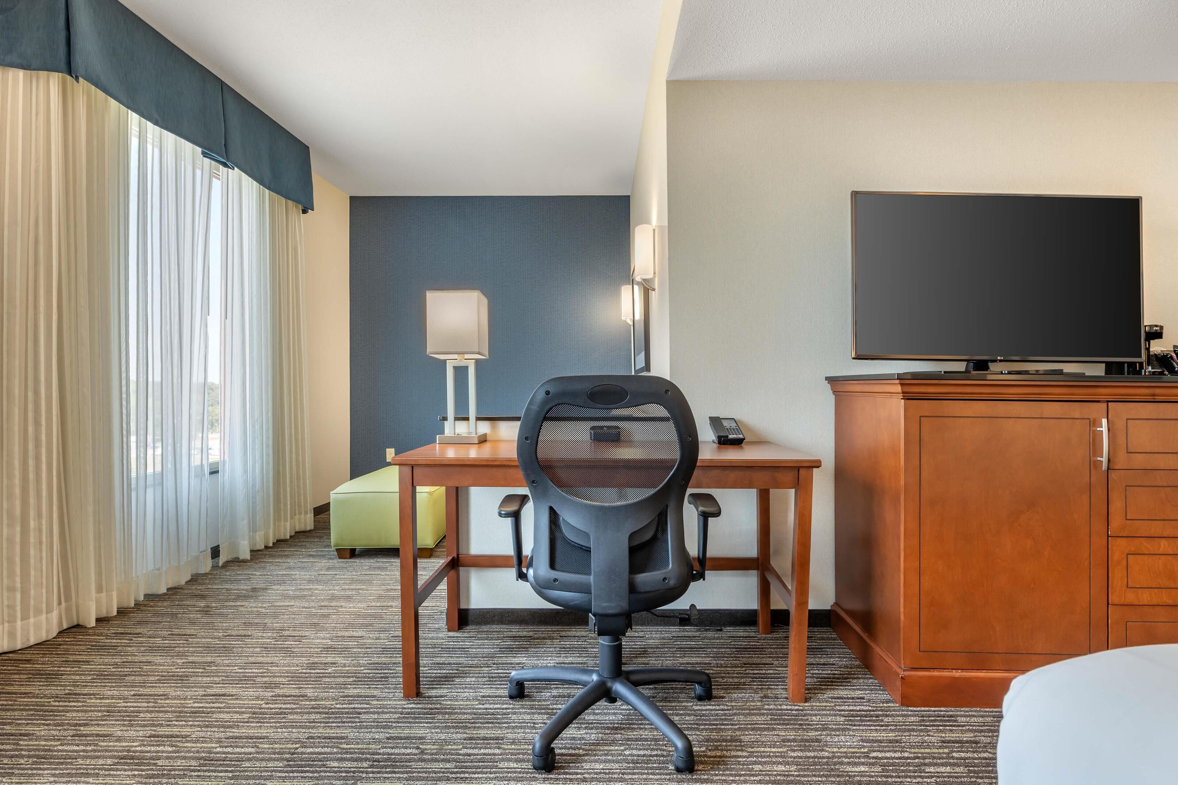 Schreibtisch, laptopgeeigneter Arbeitsplatz, Verdunkelungsvorhänge