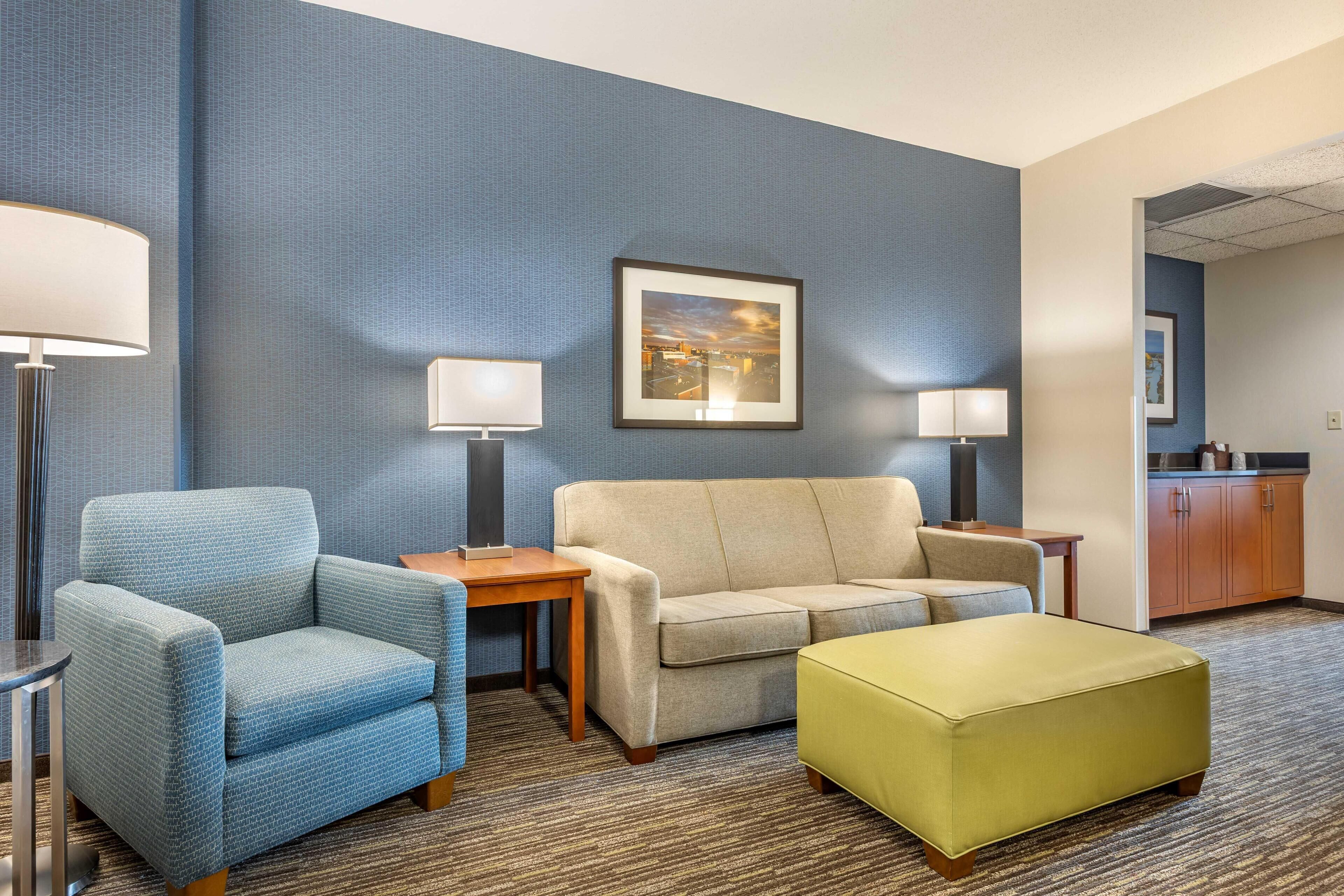 Schreibtisch, laptopgeeigneter Arbeitsplatz, Verdunkelungsvorhänge