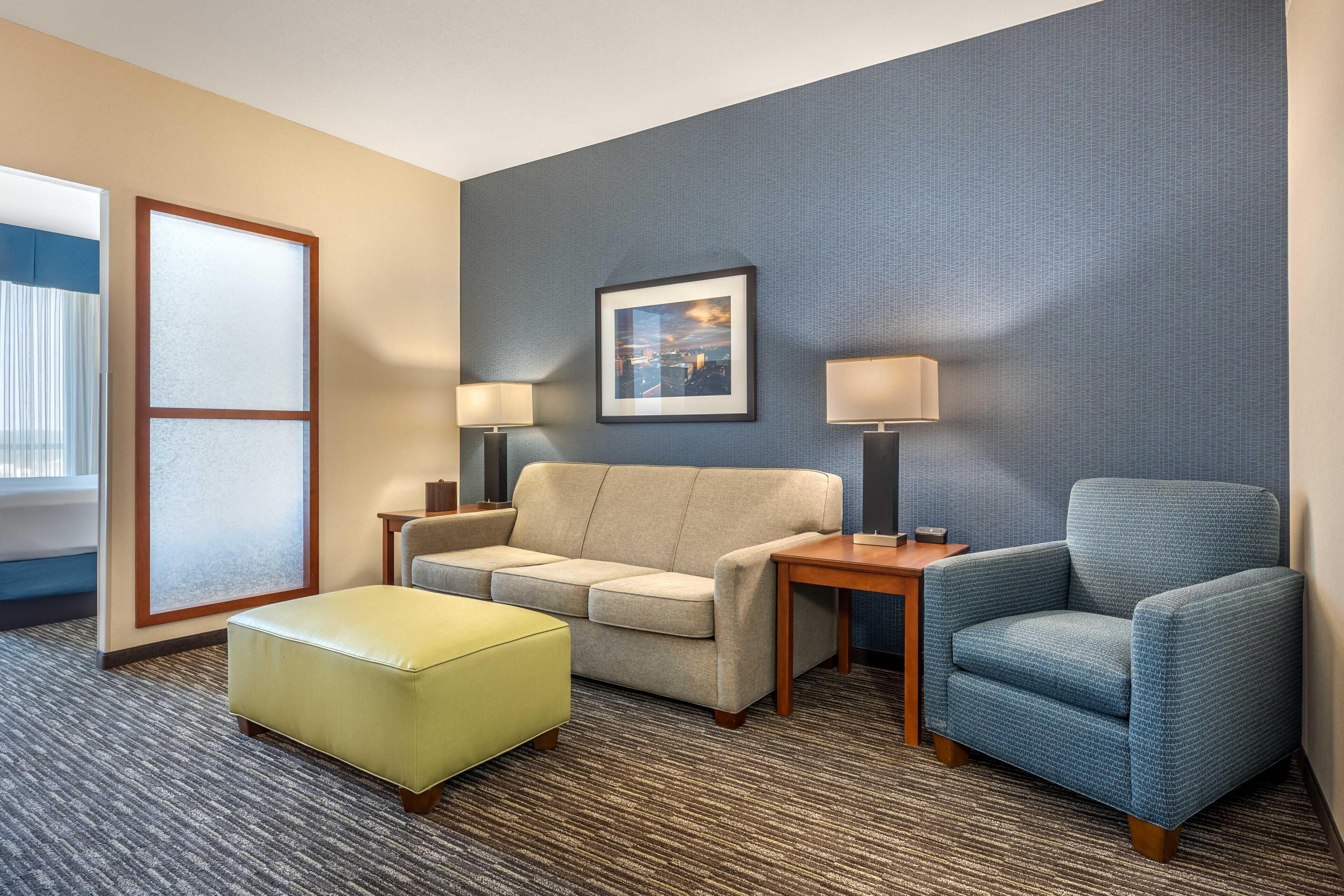 Schreibtisch, laptopgeeigneter Arbeitsplatz, Verdunkelungsvorhänge