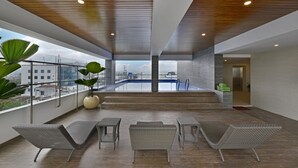 สระว่ายน้ำกลางแจ้ง