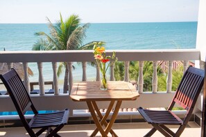 Deluxe kamer, balkon, aan het strand | Balkon