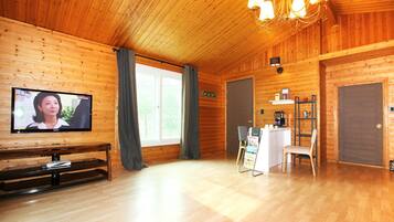 Deluxe Room, 1 Bedroom | Living room | Flat-screen TV