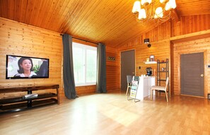 Chambre Deluxe, 1 chambre | Salle de séjour | Téléviseur à écran plat