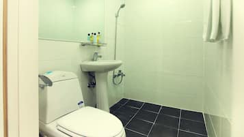 Douche, articles de toilette gratuits, serviettes fournies