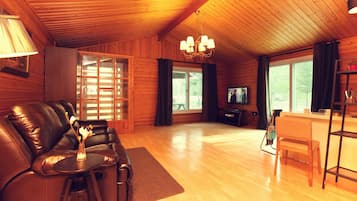 Deluxe Room, 1 Bedroom | Living room | Flat-screen TV