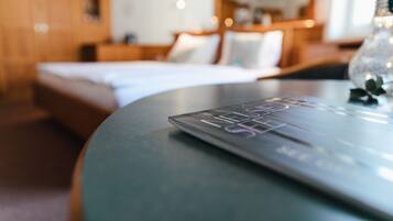 Comfort | Allergikerbettwaren, Minibar, Zimmersafe, Schreibtisch