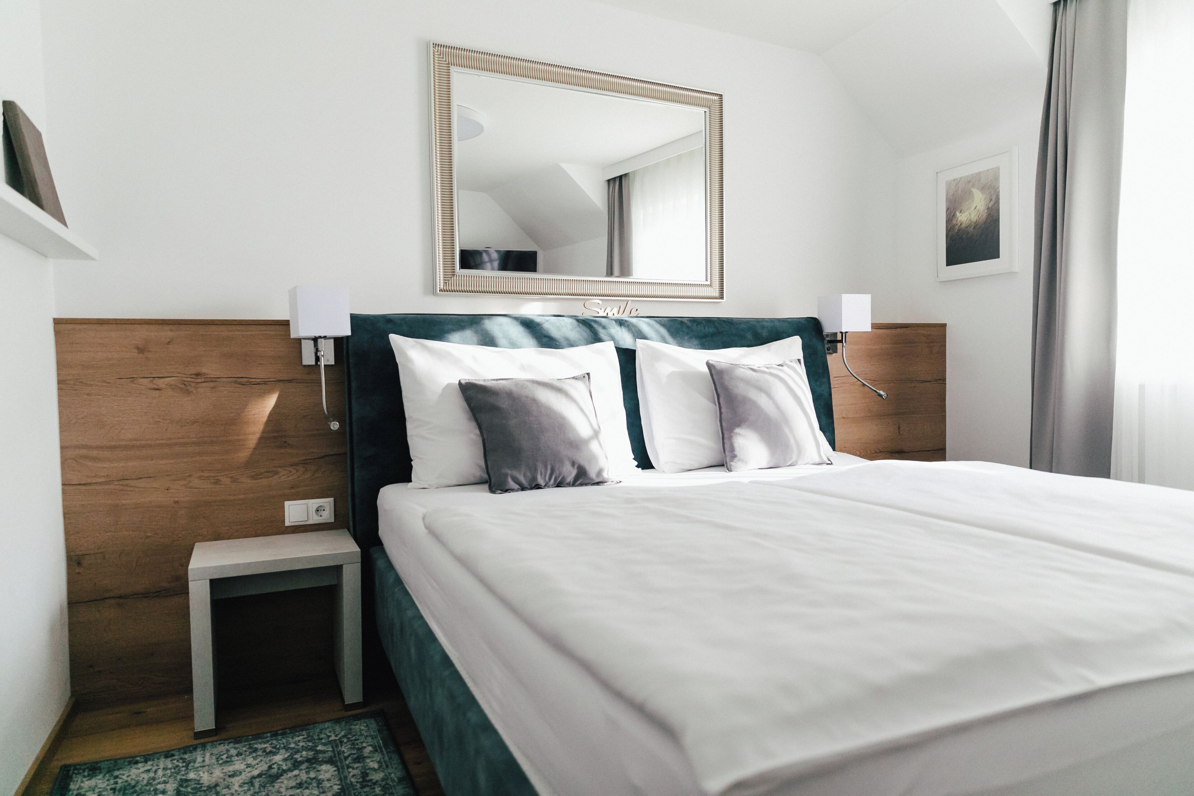 Ropa de cama hipoalergénica, minibar, caja fuerte y escritorio