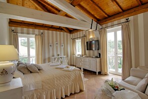 Suite, balcón (Sabbia) | Ropa de cama de alta calidad, minibar, caja fuerte y camas supletorias