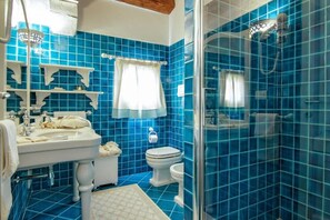Ducha, artículos de higiene personal gratuitos y toallas