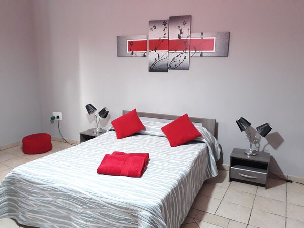 Habitación doble Deluxe, baño compartido | Tabla de planchar con plancha, cunas gratuitas y wifi gratis