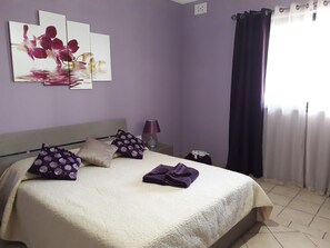 Habitación doble Deluxe, baño compartido | Tabla de planchar con plancha, cunas gratuitas y wifi gratis 