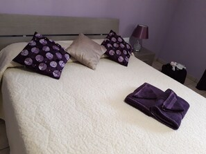 Deluxe Double Room, Shared Bathroom | Iron/ironing board, free cots/infant beds, free WiFi, bed sheets