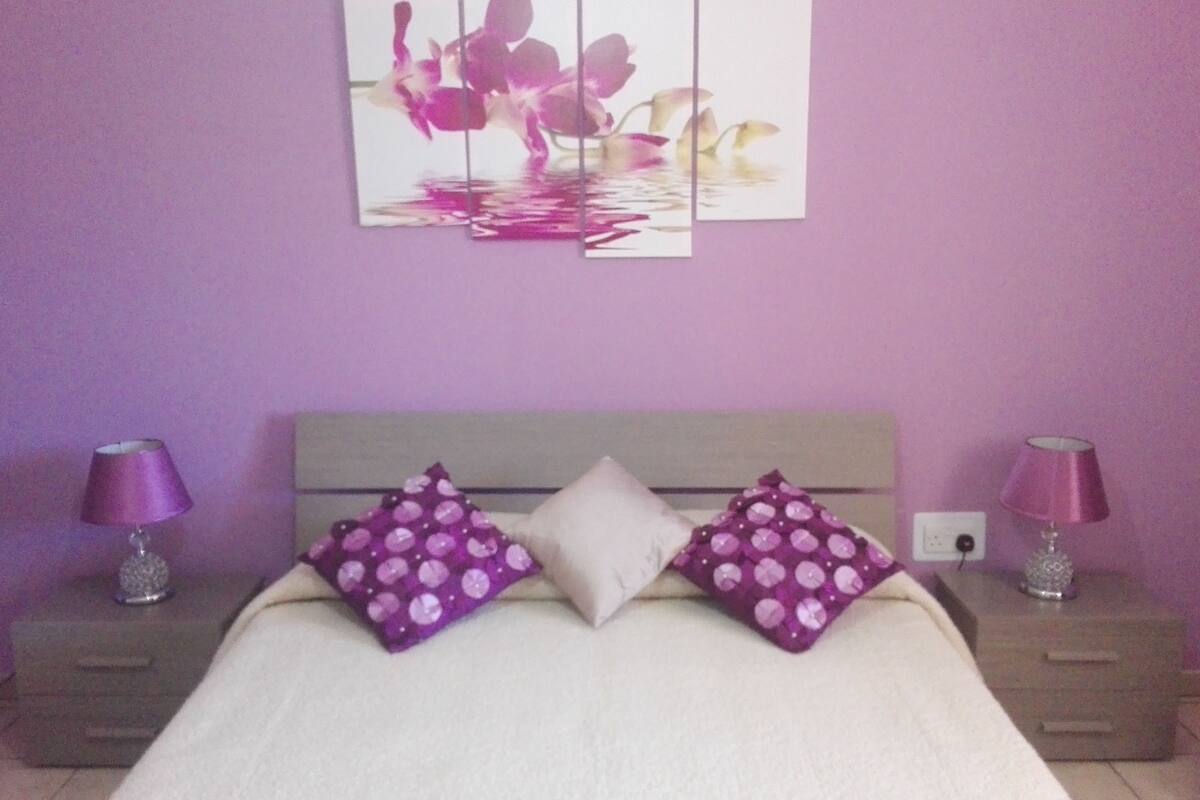 Deluxe Double Room, Shared Bathroom | Iron/ironing board, free cots/infant beds, free WiFi, bed sheets