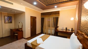 Minibar, caja de seguridad en la habitación y escritorio