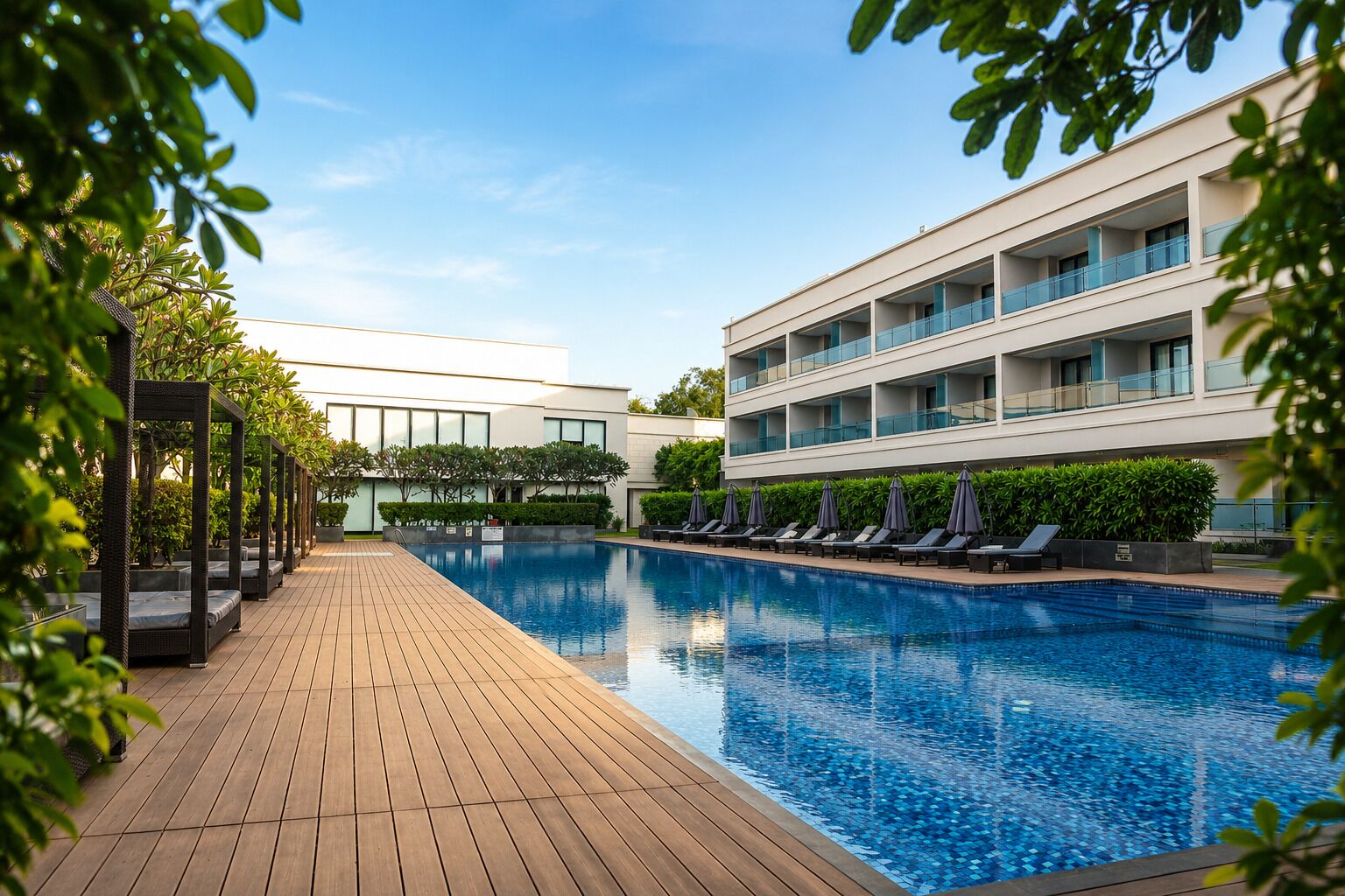 Una piscina al aire libre