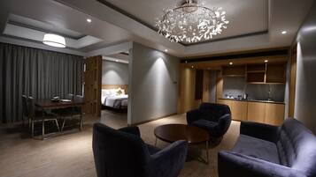 Geladeira, cafeteira/chaleira, chaleira elétrica