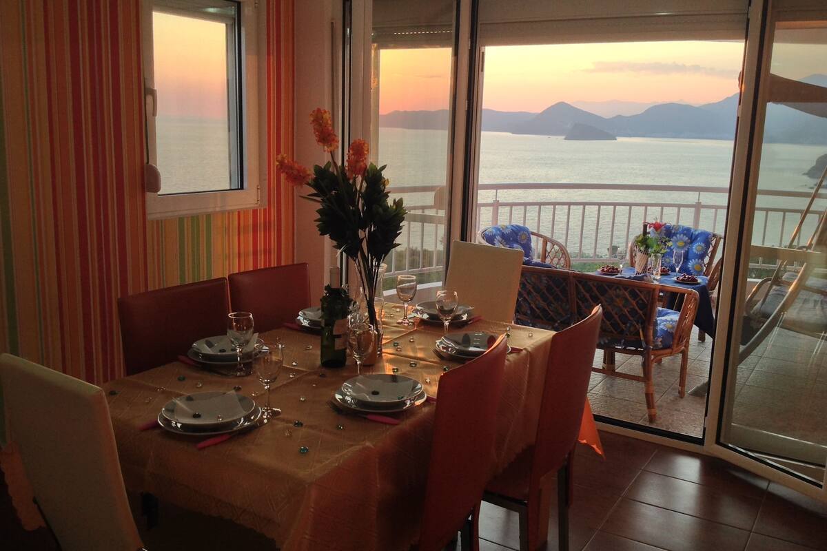 Luxury Duplex, 1 Queen Bed with Sofa bed, Jetted Tub, Sea View | In-room dining
