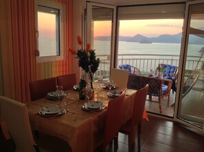 ลักซ์ชัวรี่ดูเพล็กซ์, เตียงควีนไซส์ 1 เตียง และโซฟาเบด, อ่างน้ำวน, วิวทะเล | บริการอาหารในห้องพัก