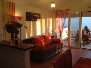 ลักซ์ชัวรี่อพาร์ทเมนท์, 1 ห้องนอน, ระเบียง, วิวทะเล | บริเวณนั่งเล่น | ทีวีจอแบน