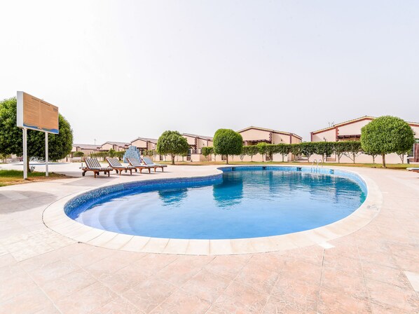 Outdoor pool - OYO 231 Holiday Arabian Resort (Sayh Mudayrah)