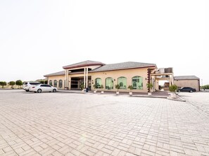 Front of property - OYO 231 Holiday Arabian Resort (Sayh Mudayrah)