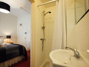 Doppelzimmer, mit Bad (Room 6) | Badezimmer